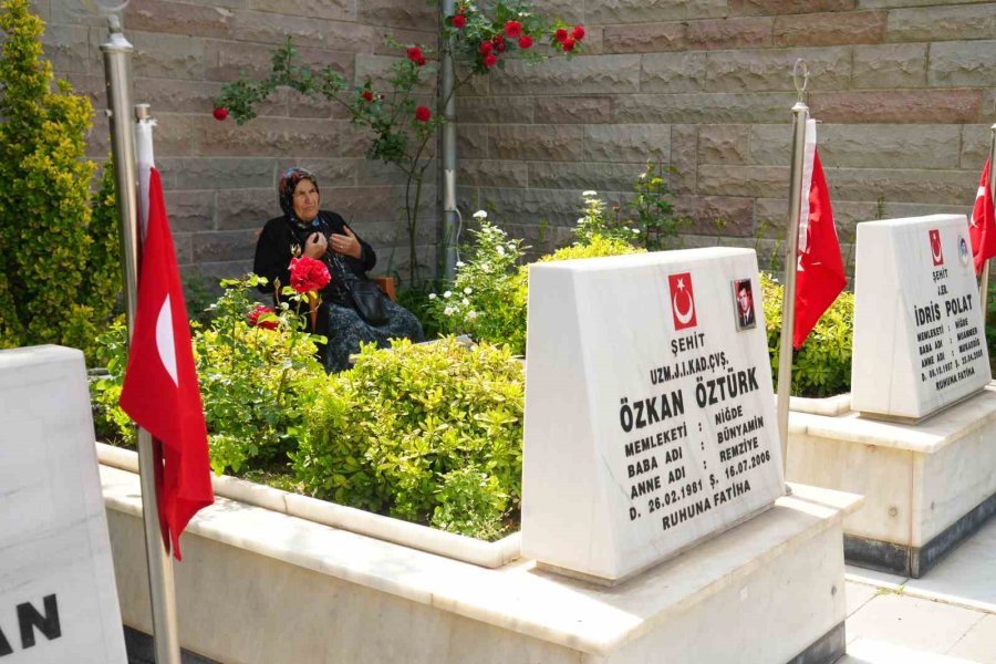 Niğde’de Kurban Arifesinde Şehitlik Ziyaret Edildi