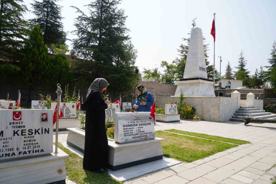 Niğde’de Kurban Arifesinde Şehitlik Ziyaret Edildi