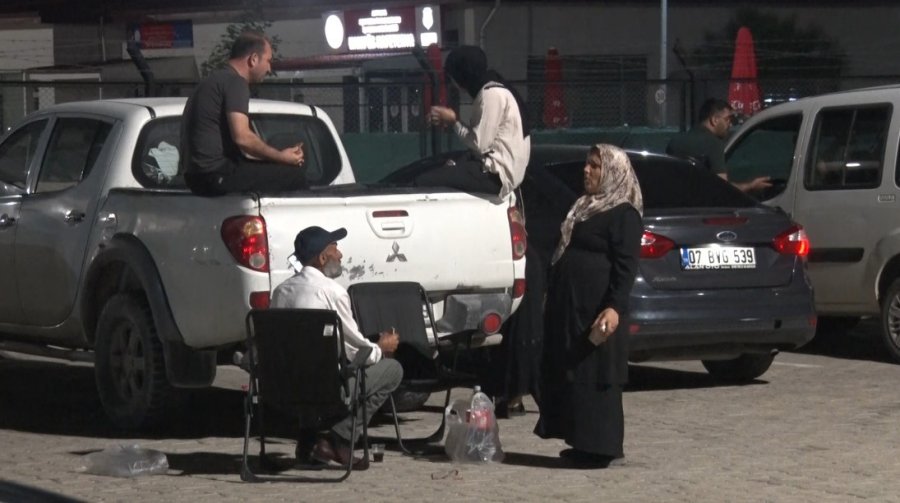 İnfaz Düzenlemesi Yürürlüğe Girdi, Cezaevi Önünde Halay Çekip Yakınlarını Beklediler