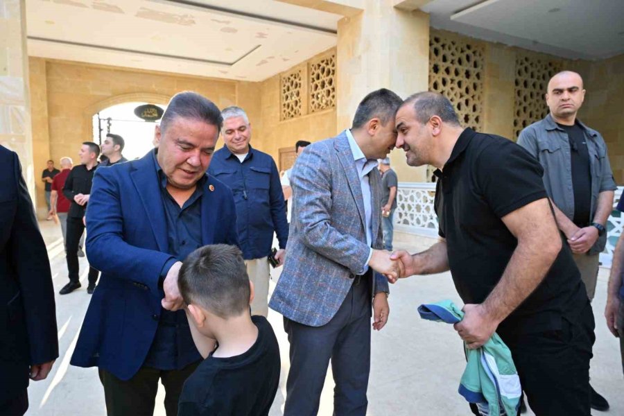 Başkan Muhittin Böcek Protokol Ve Vatandaşlarla Bayramlaştı