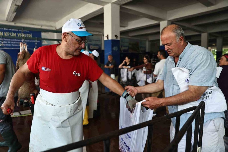 Antalya Büyükşehir Belediyesi’nden Hijyenik Ortamda Ücretsiz Kurban Kesim Hizmeti