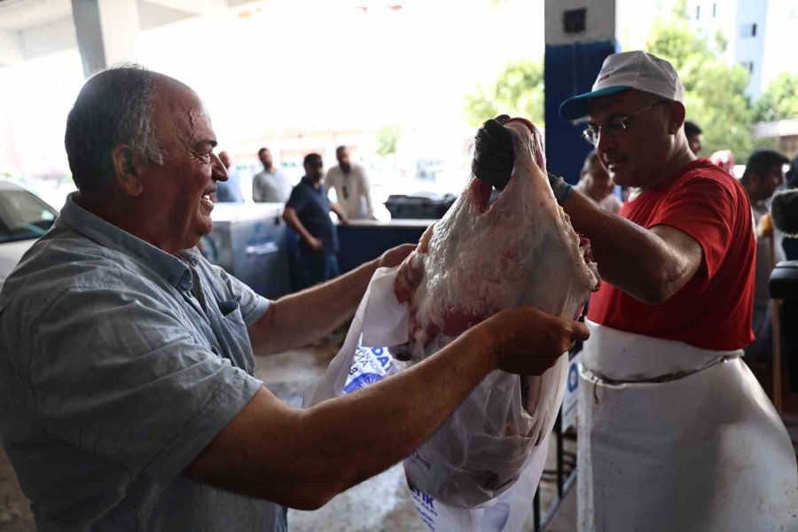 Antalya Büyükşehir Belediyesi’nden Hijyenik Ortamda Ücretsiz Kurban Kesim Hizmeti