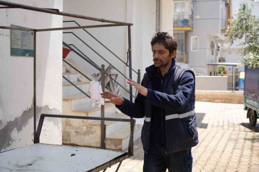 Evinin Önündeki Tekstil Ürünleri Tezgahı Küle Döndü