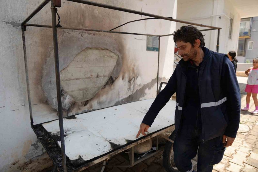 Evinin Önündeki Tekstil Ürünleri Tezgahı Küle Döndü