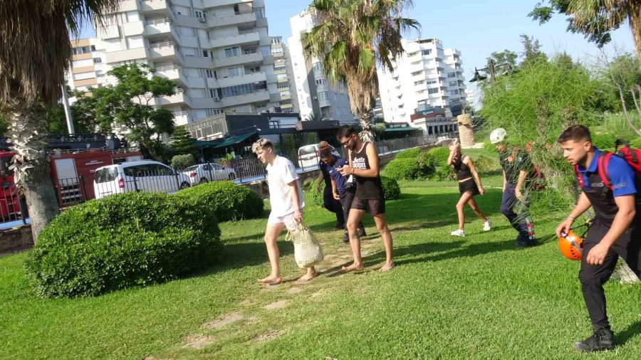 Falezlerden Deniz Kenarına İnip Mahsur Kalan 3 Turist Kurtarıldı