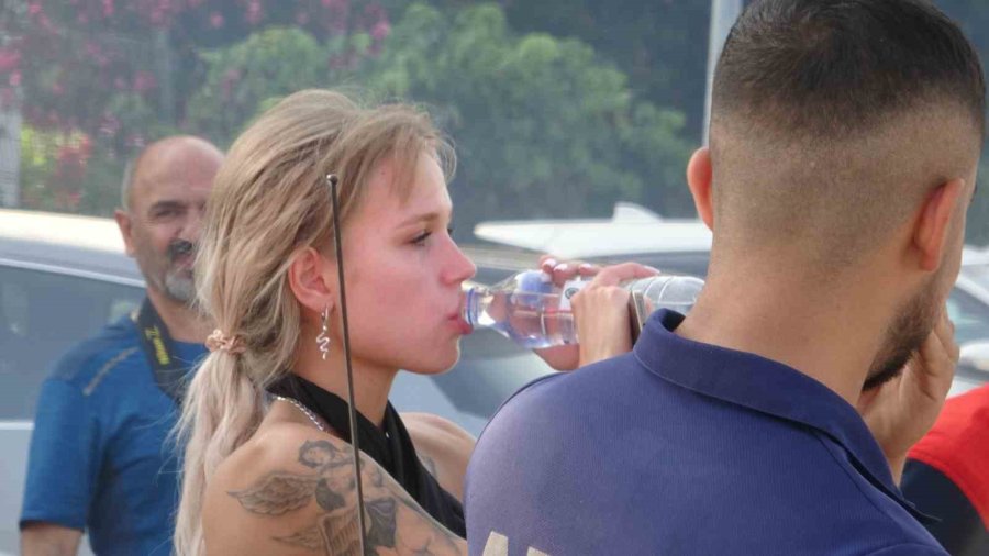 Falezlerden Deniz Kenarına İnip Mahsur Kalan 3 Turist Kurtarıldı