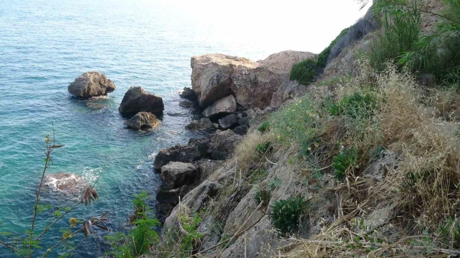 Falezlerden Deniz Kenarına İnip Mahsur Kalan 3 Turist Kurtarıldı