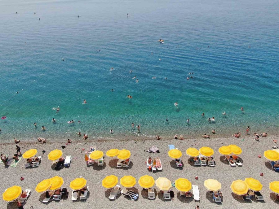 Antalya’da Bayramın İlk Gününde Sahillerde Yoğunluk Oluştu