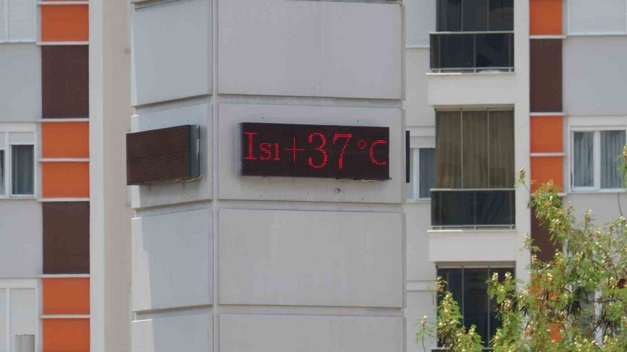 Antalya’da Bayramın İlk Gününde Sahillerde Yoğunluk Oluştu