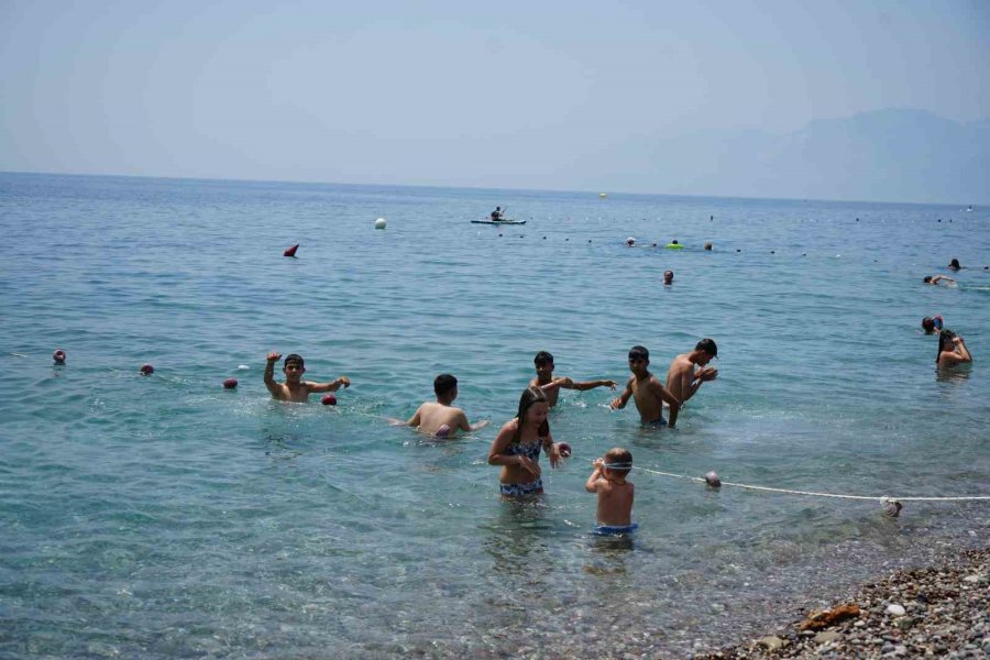 Antalya’da Bayramın İlk Gününde Sahillerde Yoğunluk Oluştu