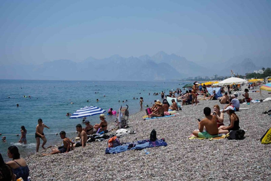 Antalya’da Bayramın İlk Gününde Sahillerde Yoğunluk Oluştu