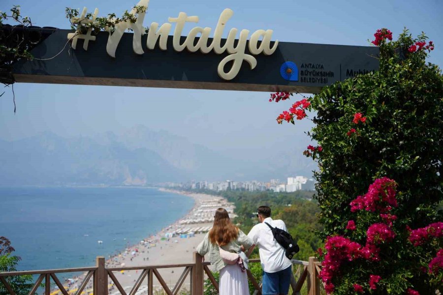 Antalya’da Bayramın İlk Gününde Sahillerde Yoğunluk Oluştu