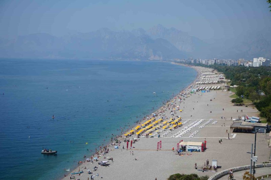 Antalya’da Bayramın İlk Gününde Sahillerde Yoğunluk Oluştu