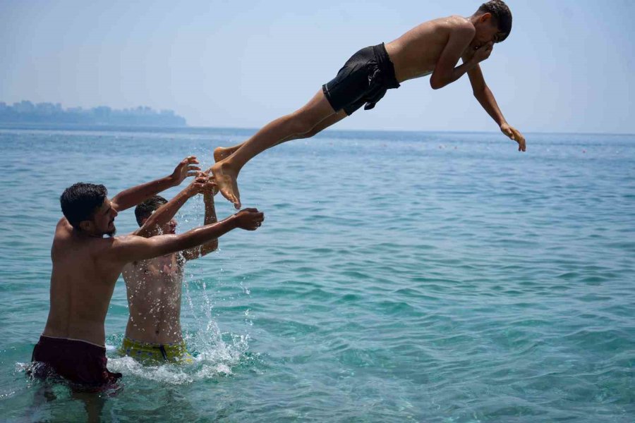 Antalya’da Bayramın İlk Gününde Sahillerde Yoğunluk Oluştu