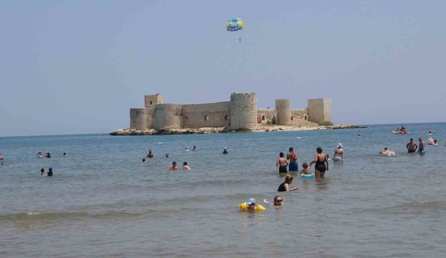 Bayram Tatiliyle Kızkalesi’nde Deniz Keyfi