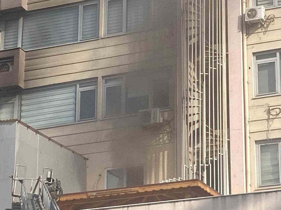 Antalya’da İş Merkezinde Çıkan Yangın Korkuttu