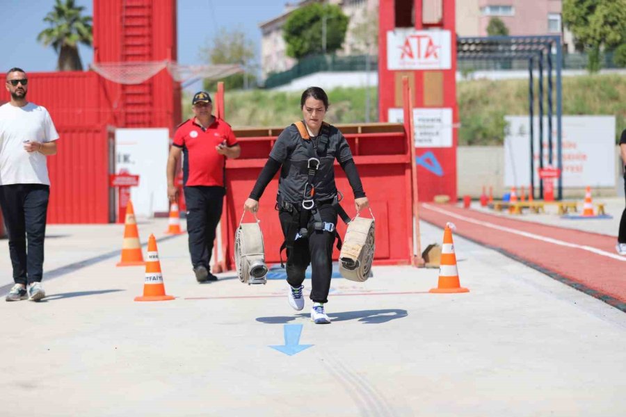 Mersin’de İtfaiye Eri Adayları Parkur Sınavına Hazırlanıyor