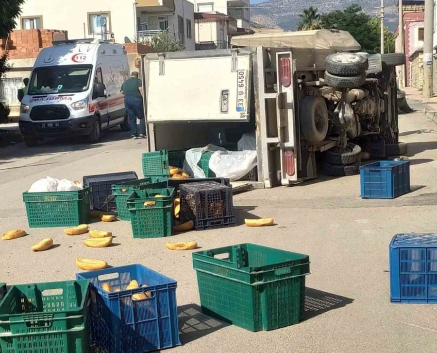 Kamyonetler Çarpıştı, Sürücülerden Biri Yaralandı