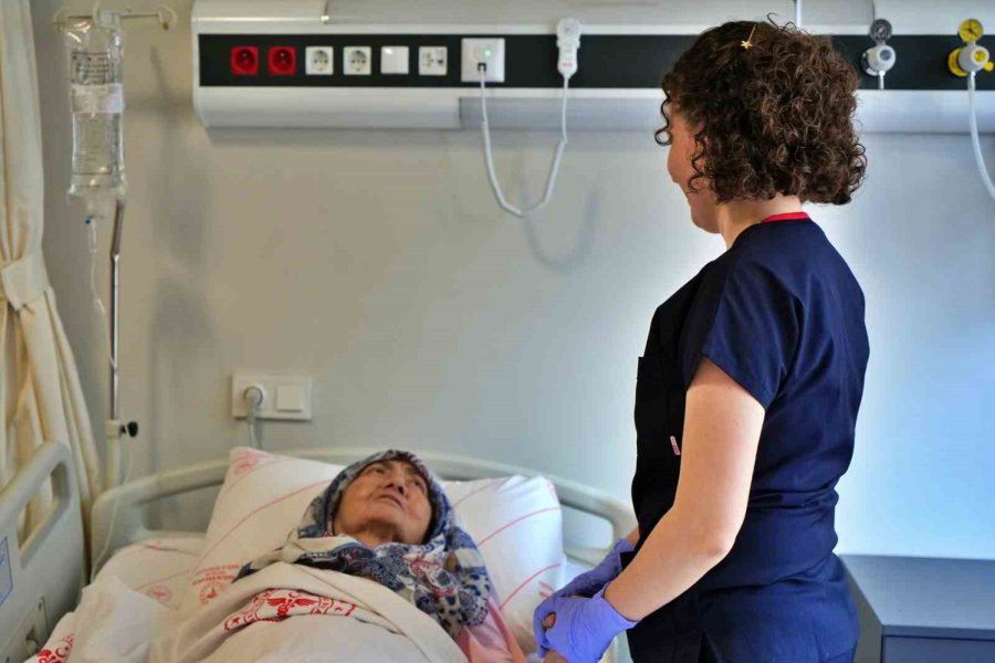 Dayanılmaz Ağrıları Dindiriyorlar Hastalar Taburcu Olmak İstemiyor