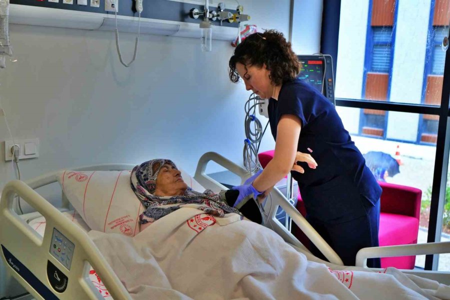 Dayanılmaz Ağrıları Dindiriyorlar Hastalar Taburcu Olmak İstemiyor