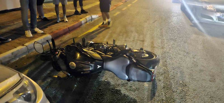 Park Halindeki Otomobile Çarpan Motosiklet Sürücüsü Yaralandı