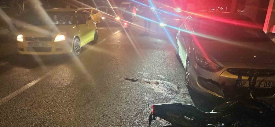 Park Halindeki Otomobile Çarpan Motosiklet Sürücüsü Yaralandı