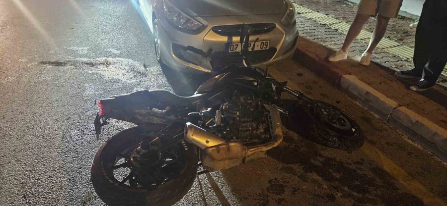 Park Halindeki Otomobile Çarpan Motosiklet Sürücüsü Yaralandı