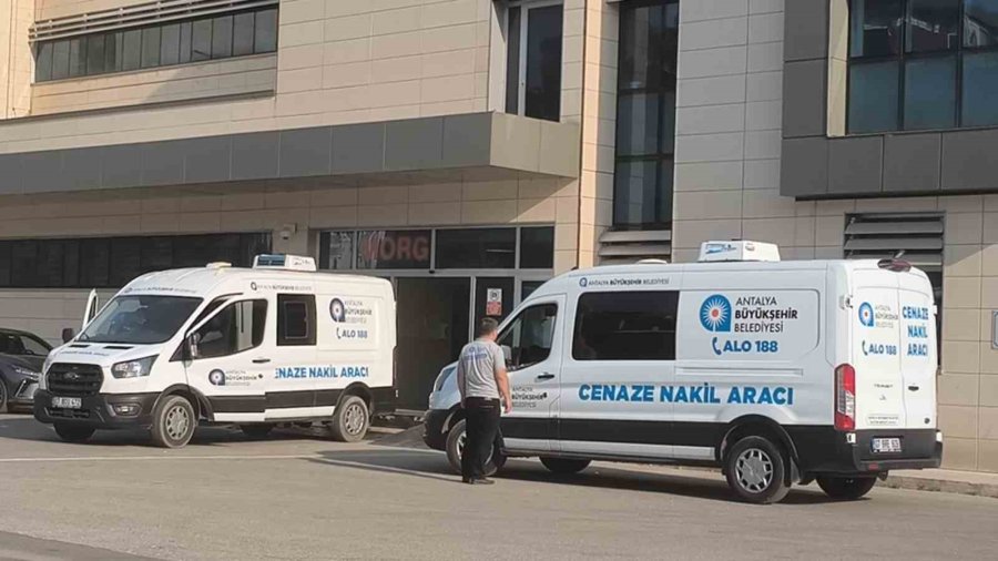 (düzeltme) Antalya’da Kemer Yolunda Feci Kaza: 2 Ölü, 4 Yaralı