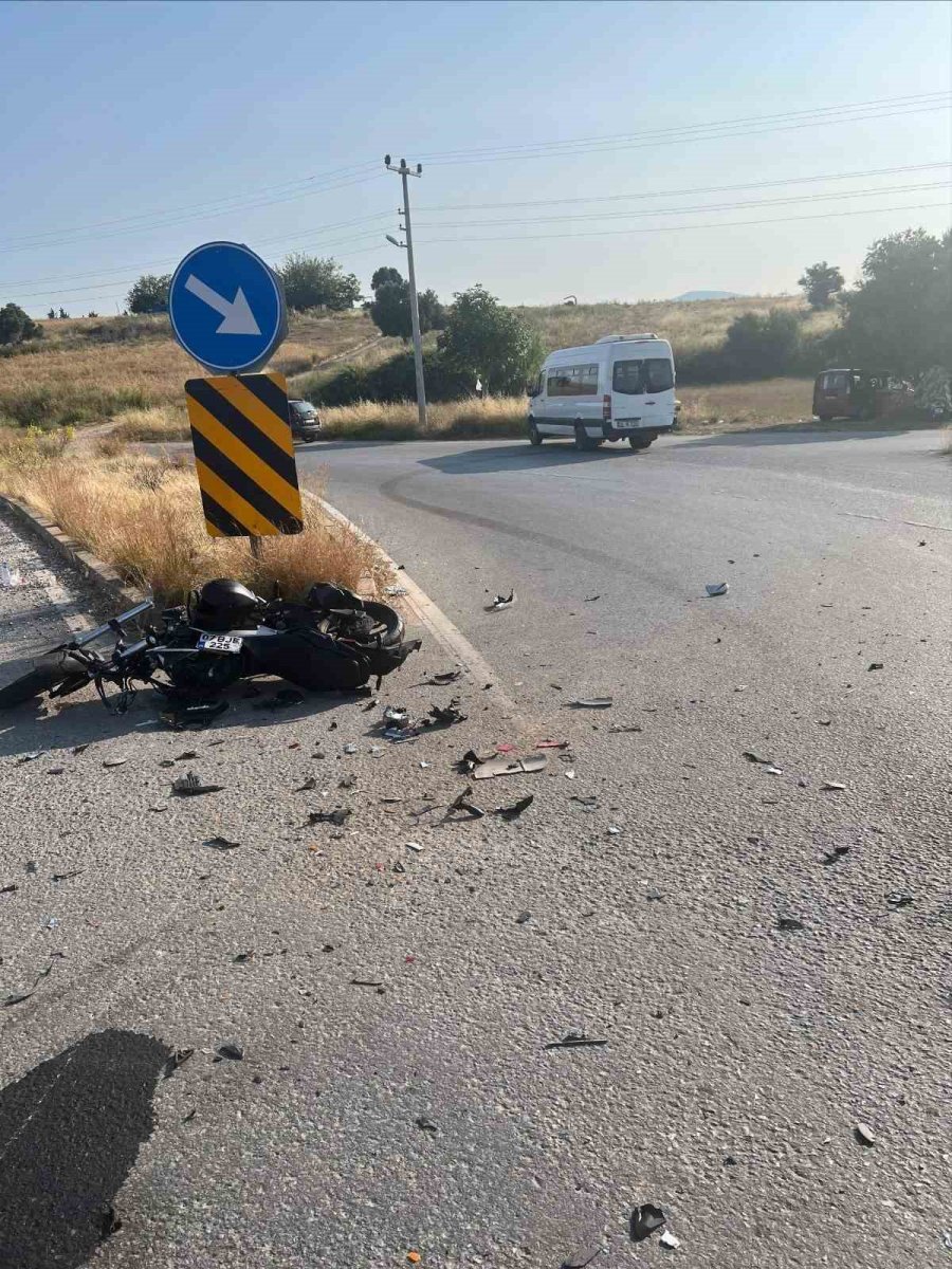 Motosiklet Minibüse Çarptı, Sürücü Ağır Yaralandı