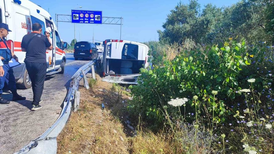 Antalya’da Kontrolden Çıkan Minibüs Devrildi, 6 Turist Ve Sürücü Yaralandı