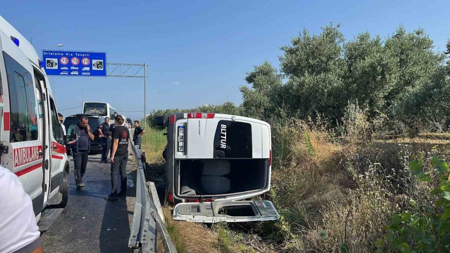 Antalya’da Kontrolden Çıkan Minibüs Devrildi, 6 Turist Ve Sürücü Yaralandı