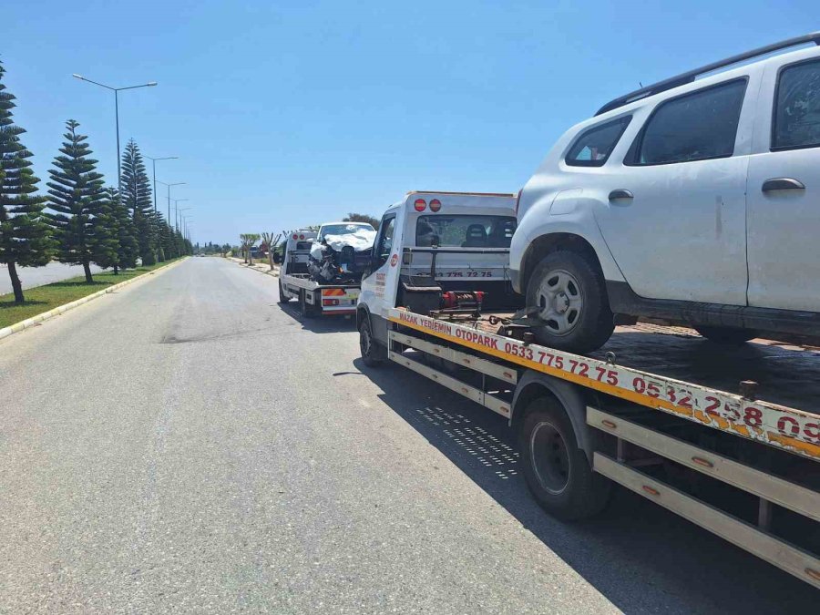 Manavgat’ta İki Araç Kafa Kafaya Çarpıştı: 4 Yaralı