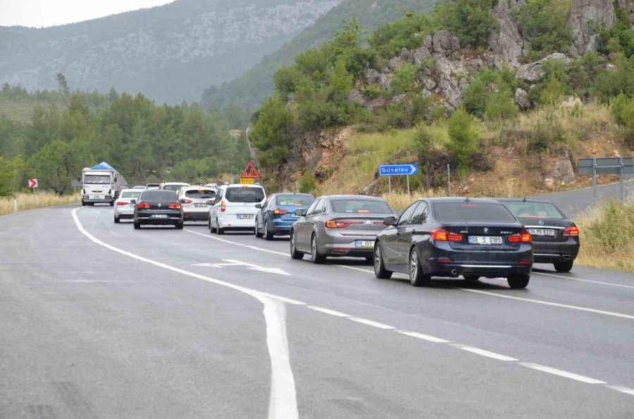 Tatilcilerin Dönüş Yolunda Trafik Yoğunluğu