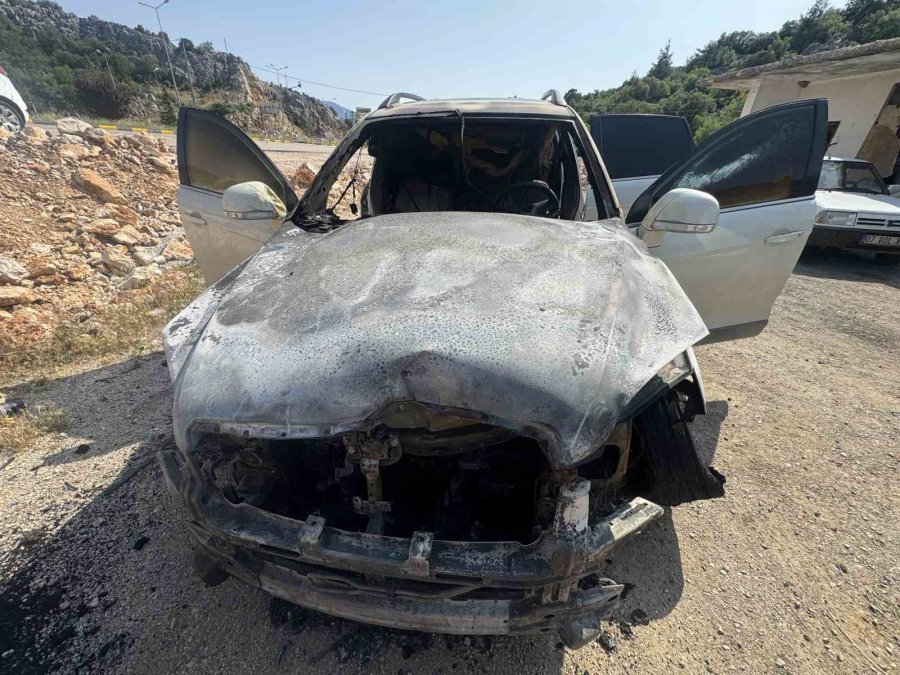 Antalya’da Seyir Halindeki Cip Alev Aldı