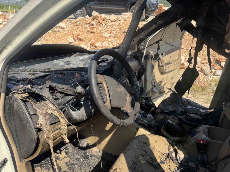 Antalya’da Seyir Halindeki Cip Alev Aldı