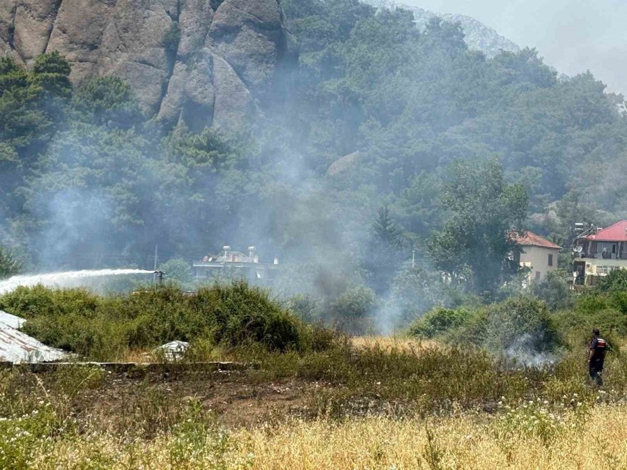Kemer’de Çalılık Alanda Yangın