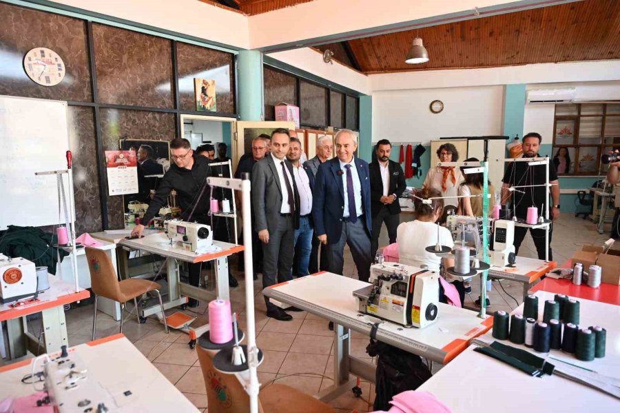 Kepez Belediyesi’nden Dikiş Atölyesiyle Milyonluk Tasarruf