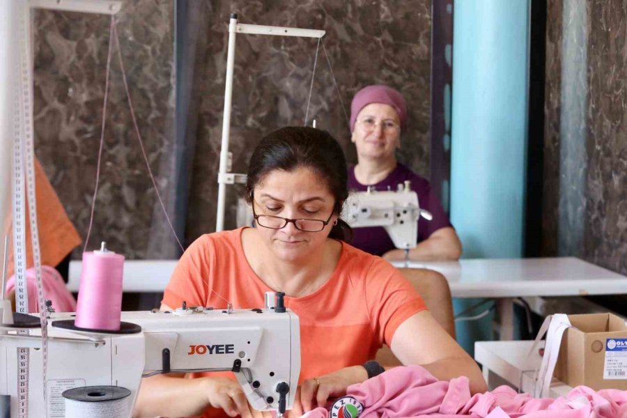 Kepez Belediyesi’nden Dikiş Atölyesiyle Milyonluk Tasarruf