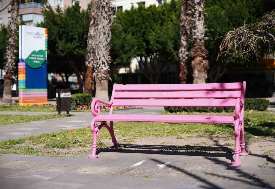 Konyaaltı’nın Bankları Renklendi