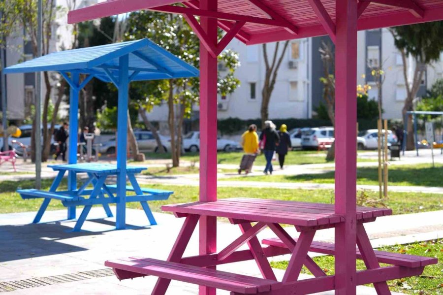 Konyaaltı’nın Bankları Renklendi