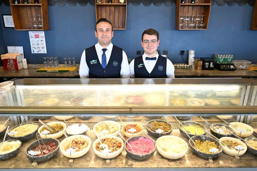 Mersin’de Bayramda Sahil Kafelerine Yoğun İlgi