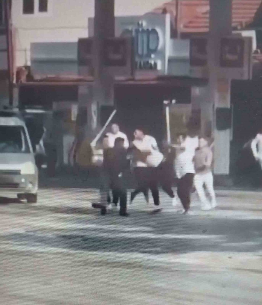 Taş Ve Sopalarla Saldırdılar: 3 Yaralı