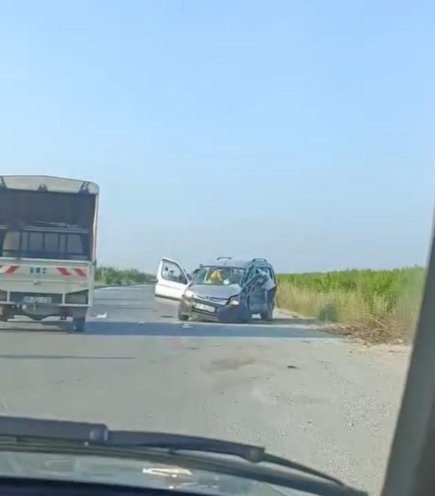 Otomobil İle Hafif Ticari Araç Çarpıştı: 7 Yaralı