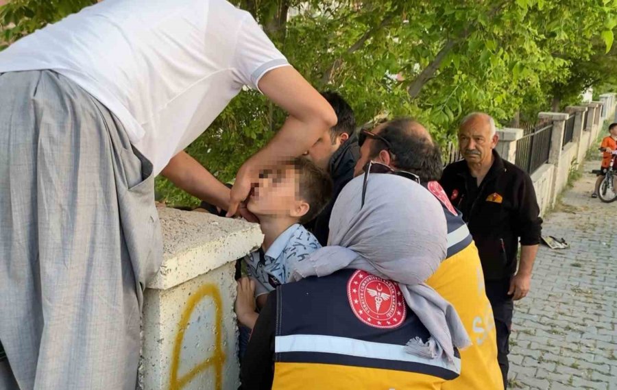 13 Yaşındaki Çocuk, Koluna Saplanan Demirle Hastaneye Kaldırıldı