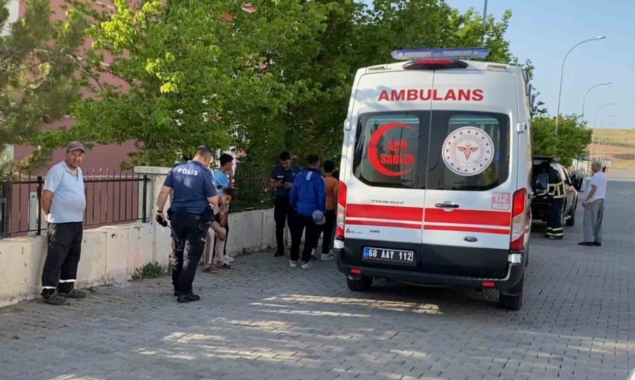 13 Yaşındaki Çocuk, Koluna Saplanan Demirle Hastaneye Kaldırıldı