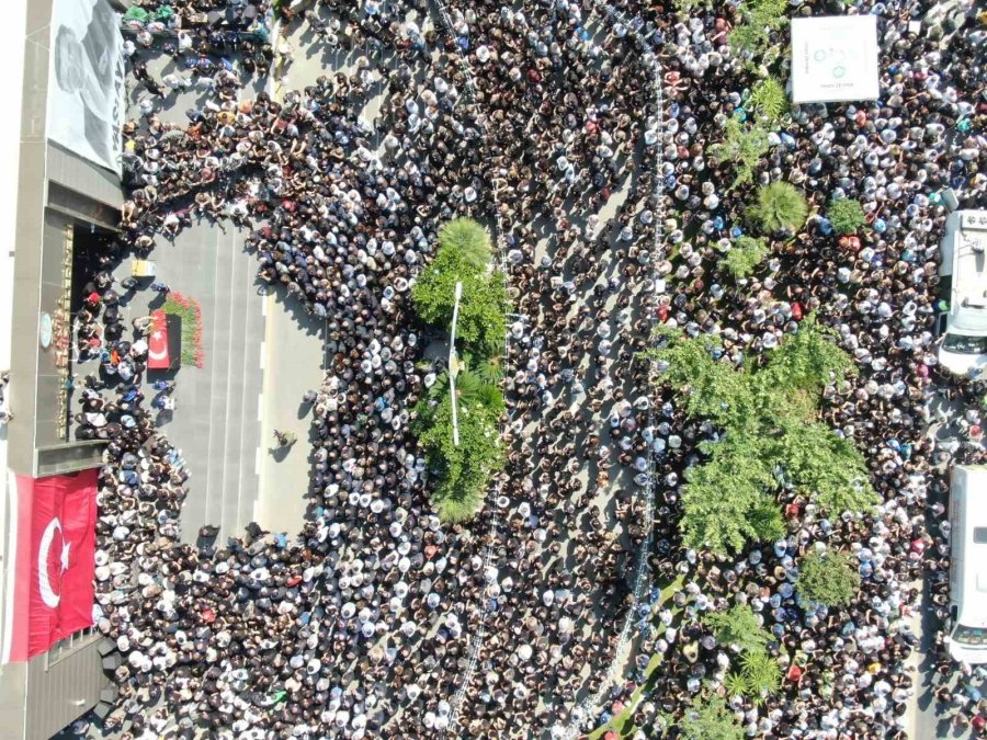 Ferdi Zeyrek’in Adı Muratpaşa’da Bir Parkta Yaşayacak