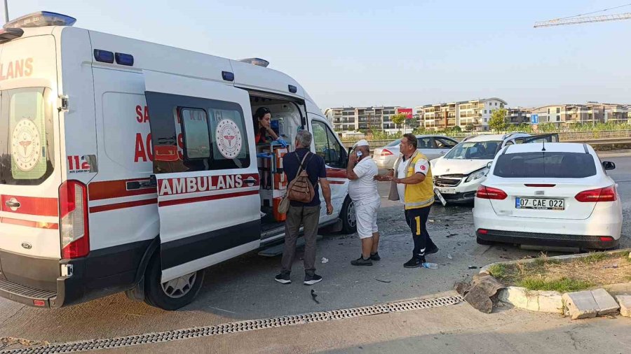 Otomobillerin Hurdaya Döndüğü Kazada 5 Kişi Yaralandı