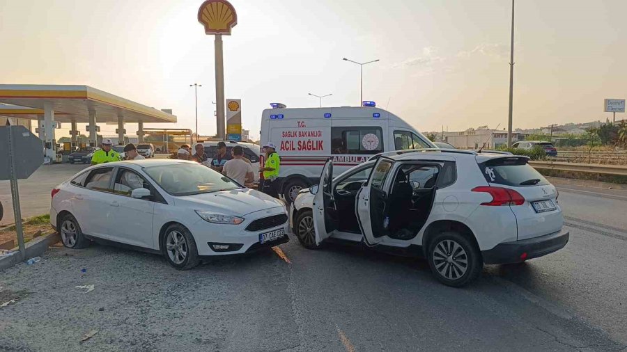 Otomobillerin Hurdaya Döndüğü Kazada 5 Kişi Yaralandı