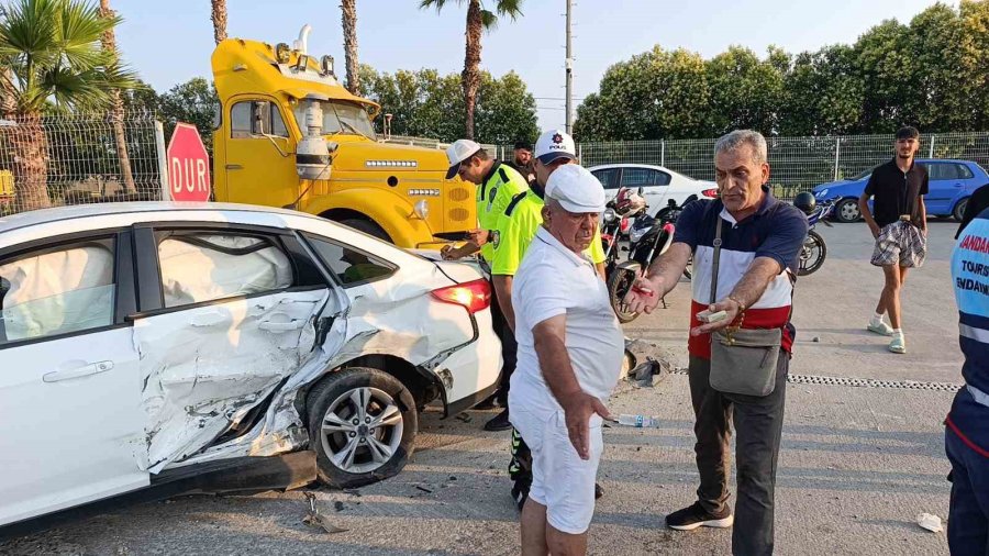 Otomobillerin Hurdaya Döndüğü Kazada 5 Kişi Yaralandı