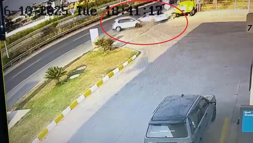 Otomobillerin Hurdaya Döndüğü Kazada 5 Kişi Yaralandı